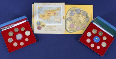deux boîtes contenant des pièces de monnaie et une carte sur laquelle figure une carte géographique