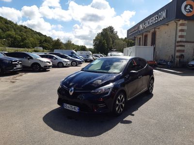 une voiture noire garée devant un bâtiment