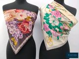 deux types différents d'écharpes présentés sur un mannequin