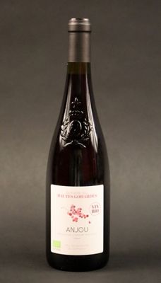 une bouteille de vin posée sur une table