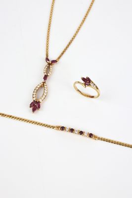 une collection de bijoux comprenant un collier, un bracelet et une bague