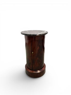 une photo d'une table d'appoint avec un plateau en marbre