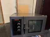 un micro-ondes posé sur une table