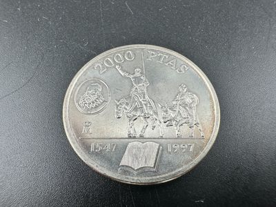 gros plan d'une pièce de monnaie sur une surface noire