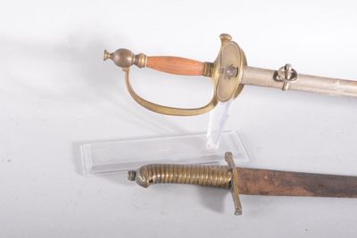 un couteau et un porte-couteau sur une surface blanche