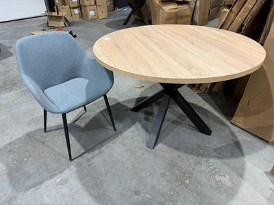 deux chaises et une table dans une zone d'entrepôt