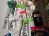 une table sur laquelle sont posés tout un tas d'outils et de fournitures