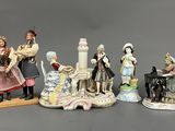 cinq figurines de styles et de tailles variés sont exposées