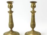paire de chandeliers anciens en laiton sur fond blanc