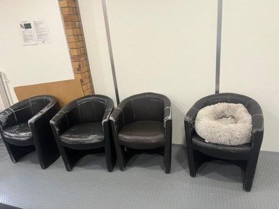 - 4 fauteuils en similicuir noir