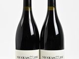 deux bouteilles de vin posées l'une à côté de l'autre sur une table