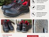 un gros plan sur une paire de chaussures noires à semelles rouges