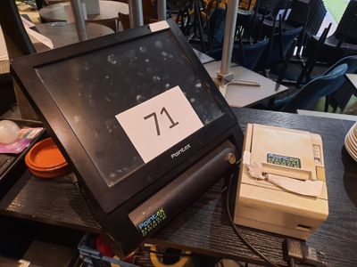 une caisse enregistreuse posée sur une table dans un restaurant