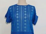 un gros plan sur le torse d'un mannequin vêtu d'une chemise bleue