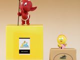 un petit jouet posé à côté d'une boîte