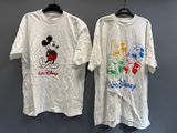 deux t-shirts à l'effigie de Mickey et Minnie accrochés à un mur