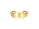un gros plan sur une paire de boucles d'oreilles en or sur fond blanc