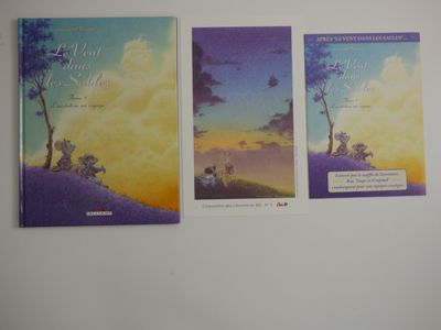 trois livres sont alignés contre un mur dans une pièce
