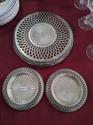 plusieurs assiettes et verres sur une table avec une nappe rouge