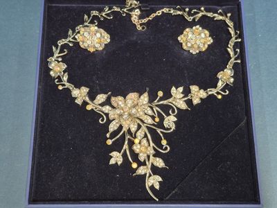 Ensemble collier et boucles d'oreilles plaqué or, orné de fleurs et de perles
