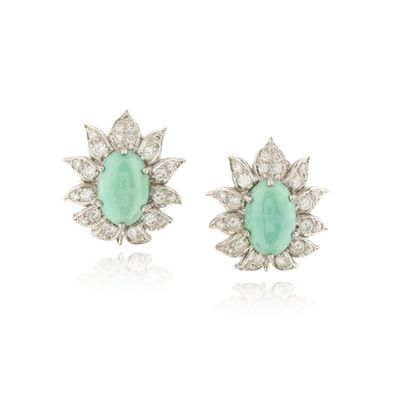 une paire de boucles d'oreilles en émeraude et diamant