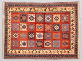 un tapis rouge et bleu à motifs géométriques sur fond blanc