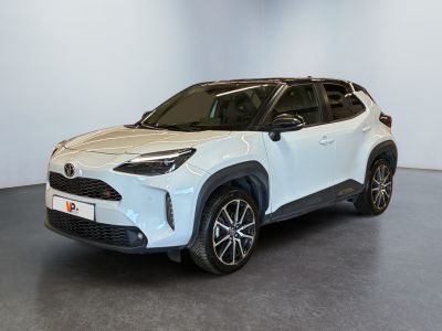 un SUV Toyota C-HR blanc garé dans un showroom