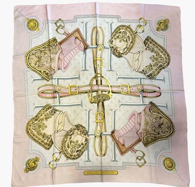 foulard en soie rose et doré orné de sacs à main et de porte-monnaie