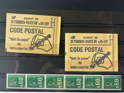 une pancarte indiquant « code postal » sur le mur d'un immeuble