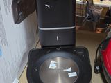 des toilettes posées sur une étagère dans une pièce