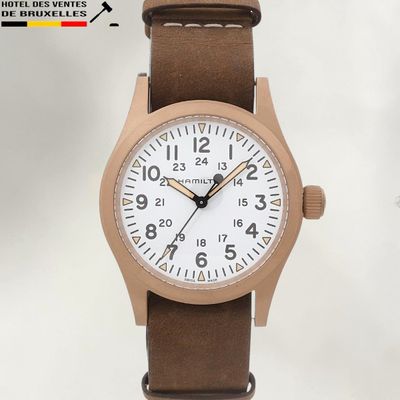 une image d'un gros plan d'une montre-bracelet sur un fond blanc