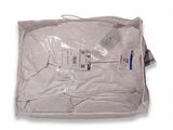 un sac de vêtements blancs posé sur une table blanche