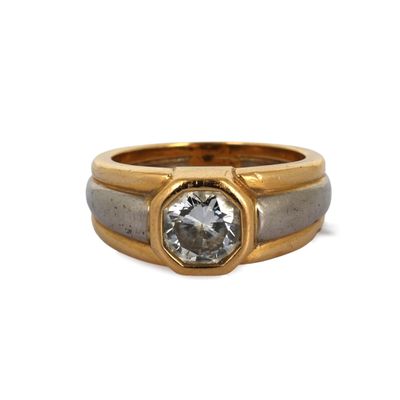 un gros plan d'une bague en or et en argent sertie d'un diamant