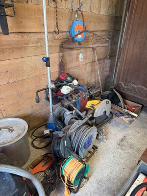 une pièce remplie d'outils et dotée d'une porte