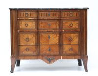 Commode de forme rectangulaire à façade mouvementée en bois …
