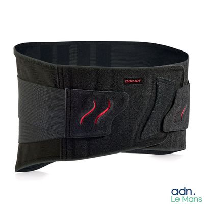 un gros plan d'une ceinture noire ornée de surpiqûres rouges