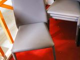 deux chaises placées l'une à côté de l'autre sur un tapis rouge