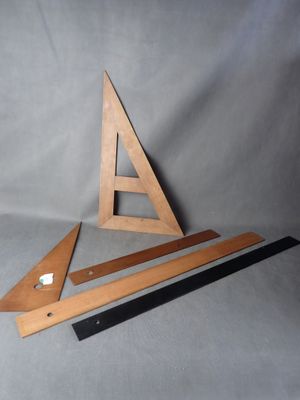 deux morceaux de bois sont posés l'un à côté de l'autre sur une surface grise