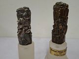deux statues représentant un homme et une femme assis sur un socle