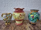 trois vases posés sur une table l'un à côté de l'autre