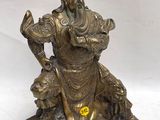 statue en bronze représentant un homme avec un oiseau sur l'épaule