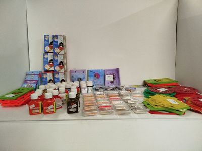 une table sur laquelle se trouvent de nombreux objets différents