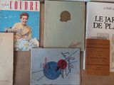 une personne debout sur une table recouverte de nombreux livres