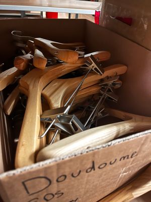 une boîte en carton remplie d'ustensiles et de cuillères en bois
