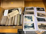 une boîte remplie de vieilles cartes postales posée sur une table