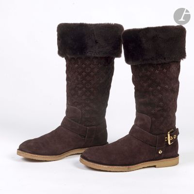 une paire de bottes marron ornées de fourrure et de boucles