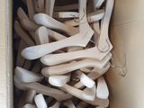une boîte en carton remplie de cuillères et de fourchettes en plastique blanc