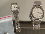 deux montres posées l'une à côté de l'autre sur une table