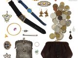 beaucoup de bijoux et un sac à main sur la table