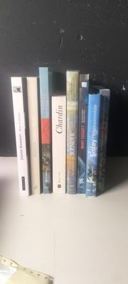 une pile de livres posés sur une étagère